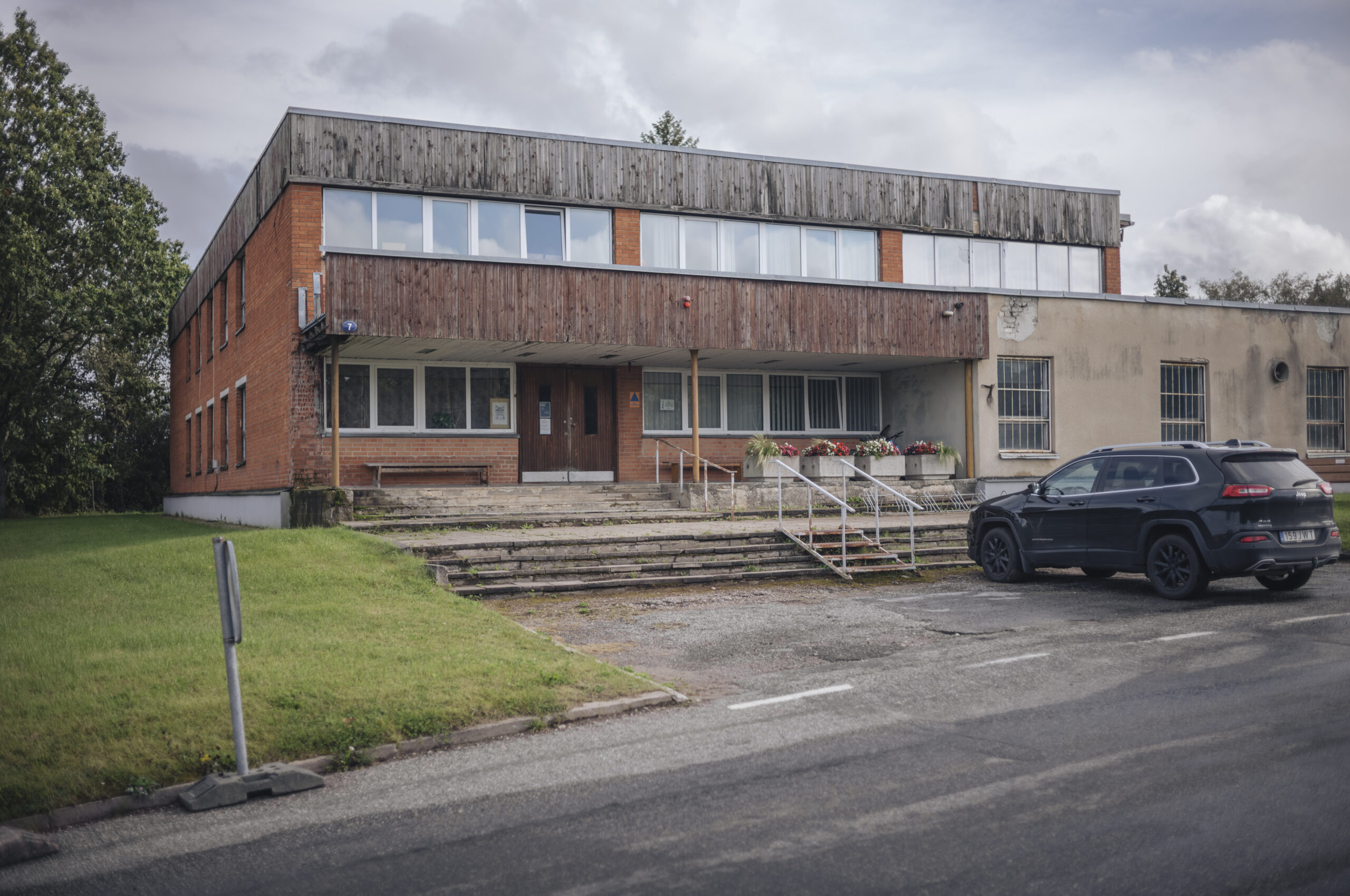 The main entrance and accommodation wing of the Metsa 7 sports hall in Põlva before reconstruction