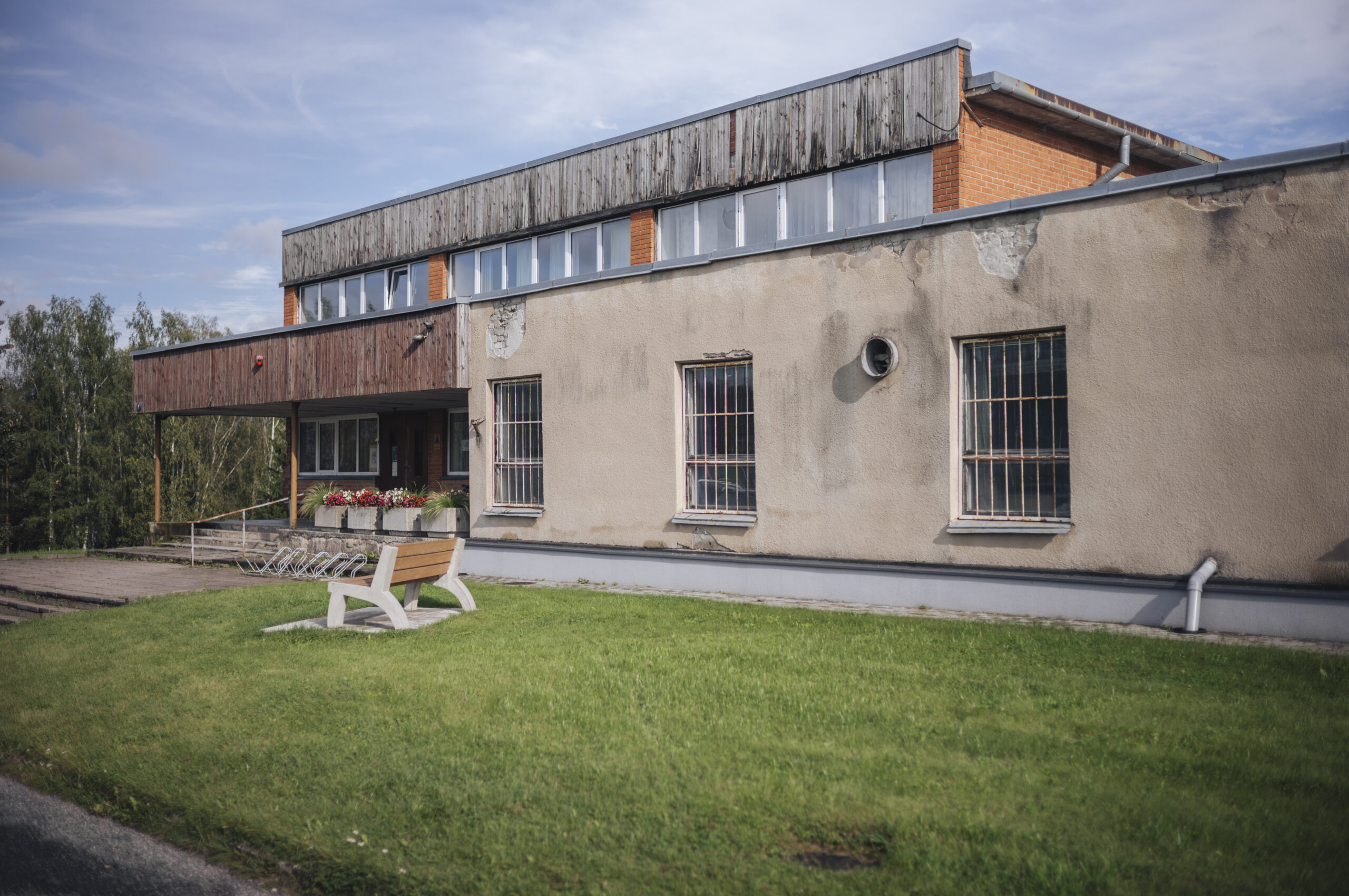 The front of the Metsa 7 sports hall seen from the other side