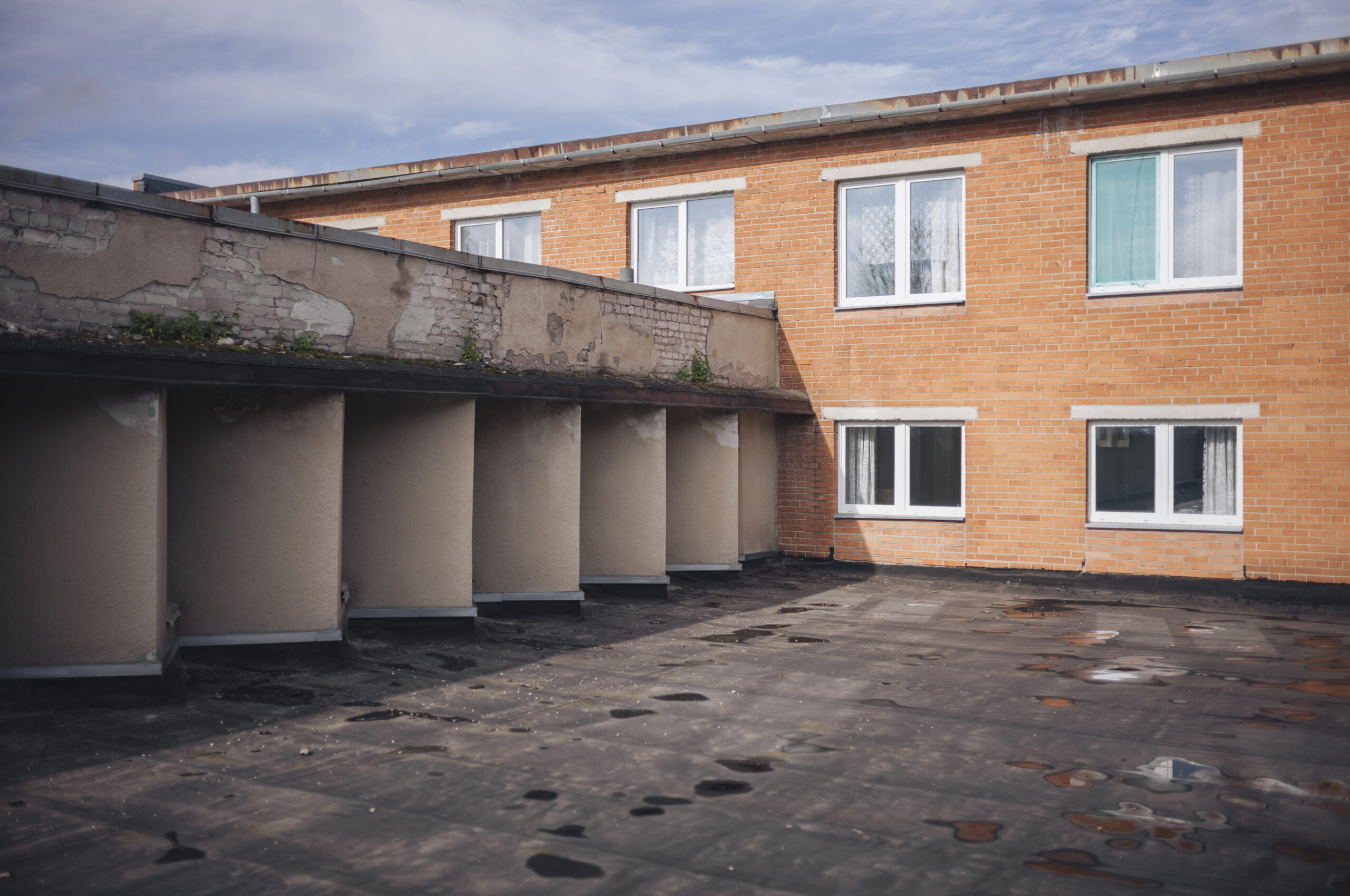 Where the sports hall meets the accommodation wing on the Metsa 7 rear facade